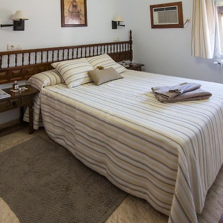 Hostal Alba Taruta Гвадалупе Номер фото